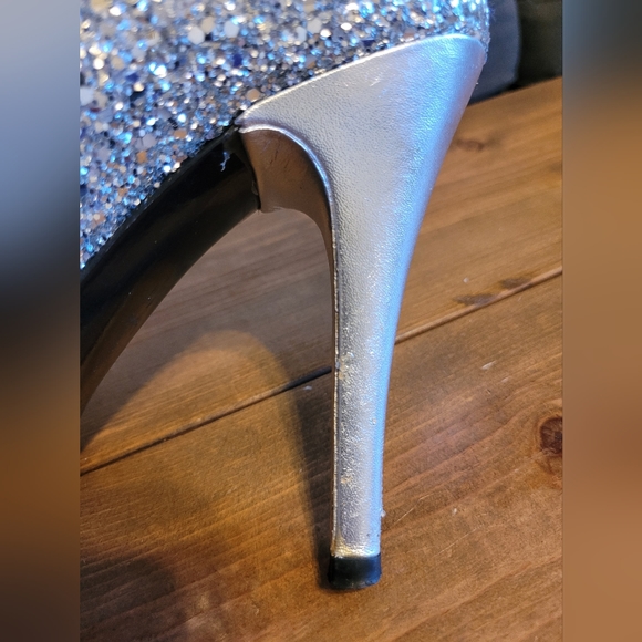 Stuart Weitzman Silver Glitter Peep-toe Pump - 7.5 - Picture 13 of 16